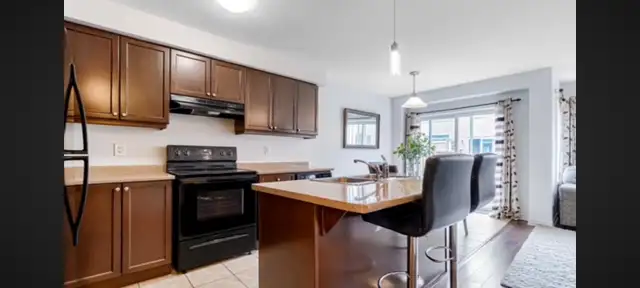 Furnished room for rent in Brampton Townhome - Photo 7