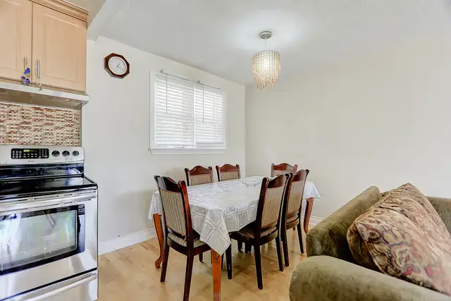 Main floor master bedroom is available in Scarborough from April - Photo 2