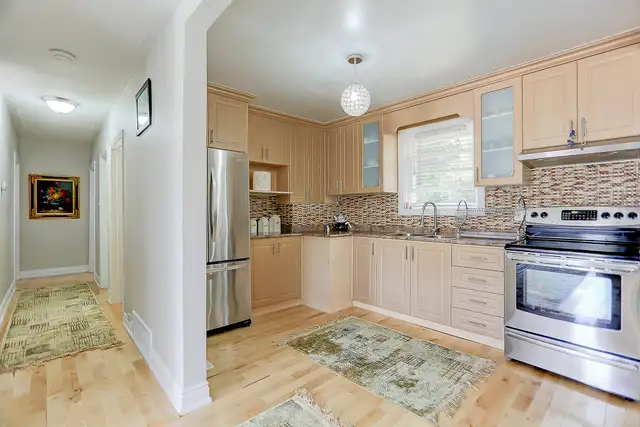 Main floor master bedroom is available in Scarborough from April - Photo 3