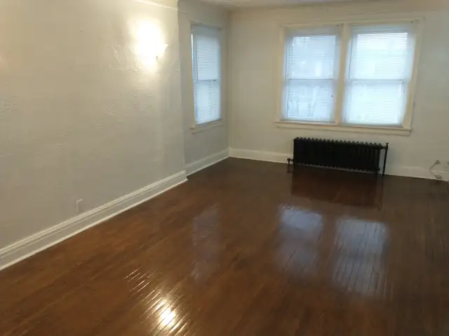 Jackson park. Large one bedroom apartment. $1,200 - Photo 2