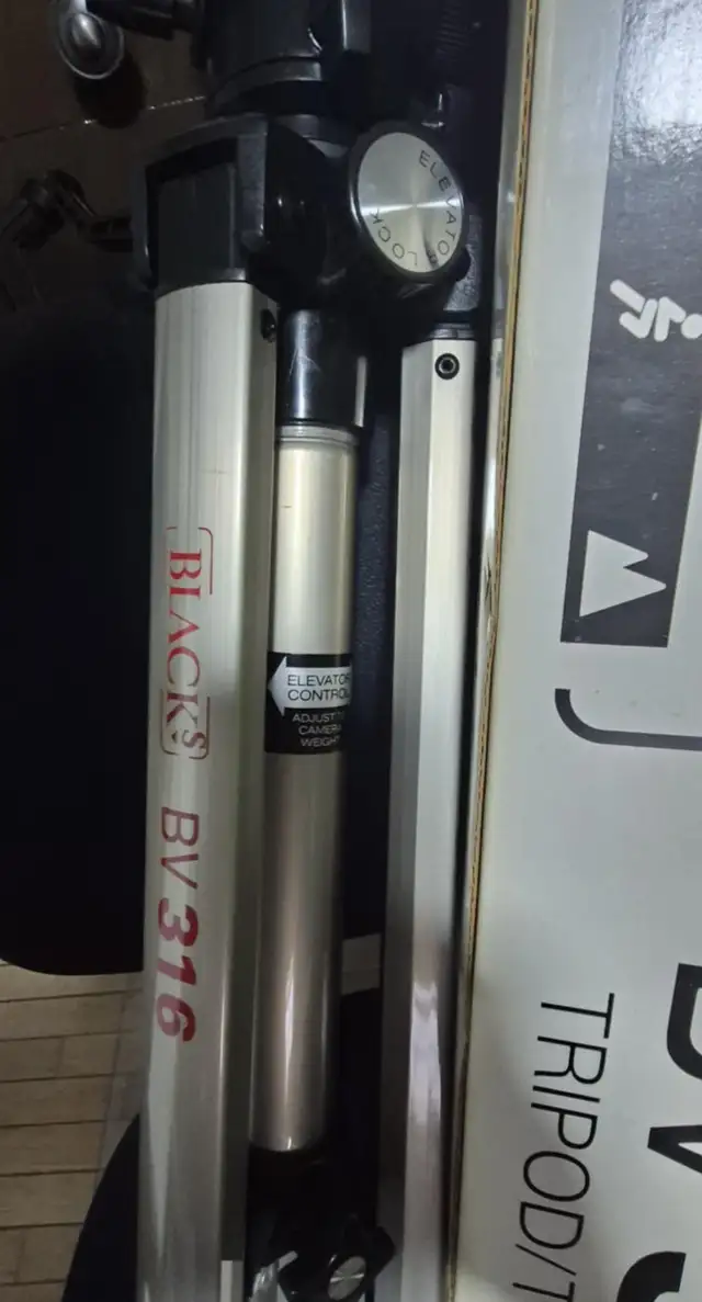 VIDEO TRIPOD WITH FLUID HEAD – STABLE & SMOOTH – IN BOX – $35 - Photo 5