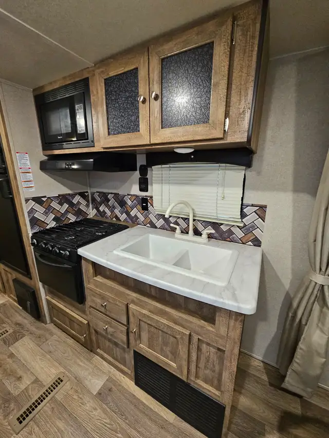 2019 PUMA XLE TRAVEL TRAILER in Excellent condition - Photo 2