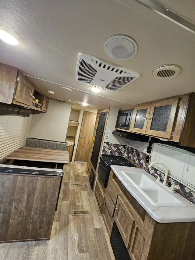 2019 PUMA XLE TRAVEL TRAILER in Excellent condition - Photo 3
