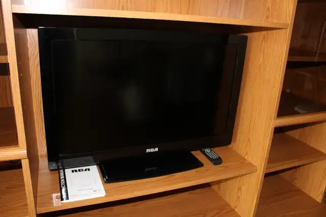 RCA TV with DVD player - Photo 2