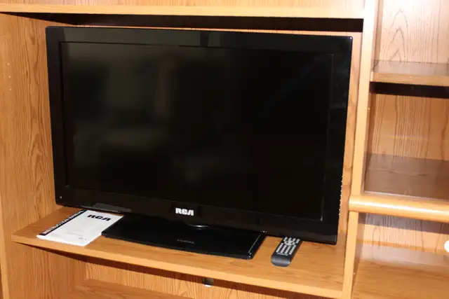 RCA TV with DVD player - Photo 3