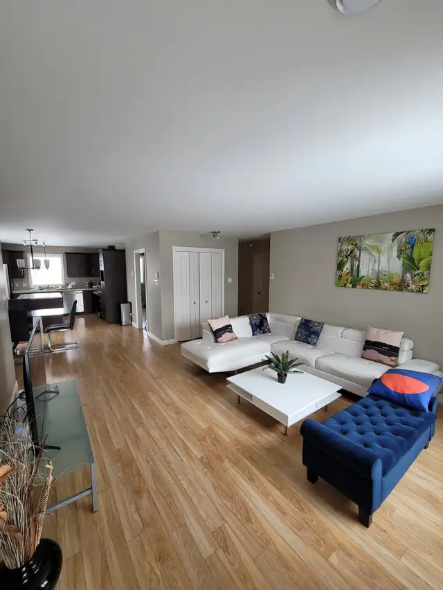 Grand et beau 4 1/2 tous inclus et entièrement meublé - Photo 2