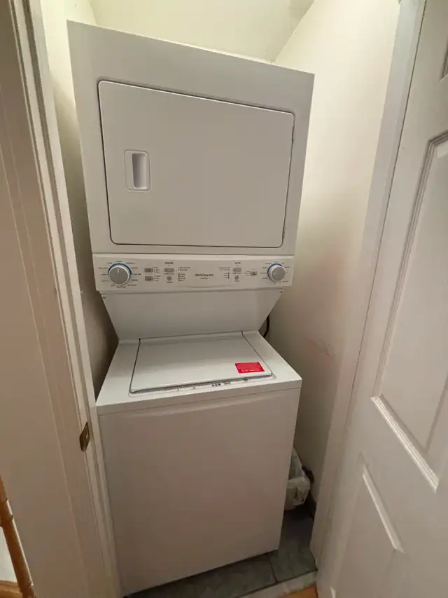 YORK UNIVERSITY VILLAGE - 1 room Female student only - Photo 6