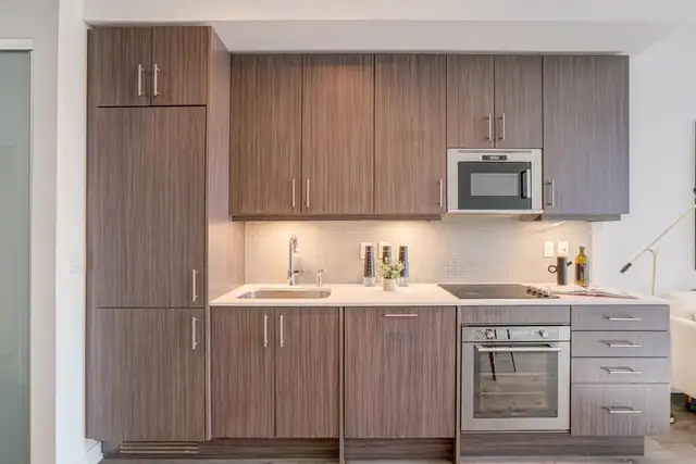 1 Bed   1 Den Condo for Rent – Prime Downtown Location! - Photo 3