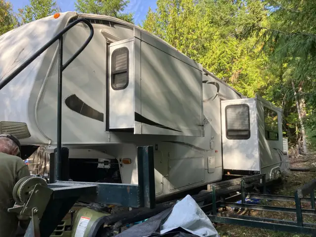 2009 32 Ft  Keystone Cougar 5th Wheel for Sale by Owner - Photo 3
