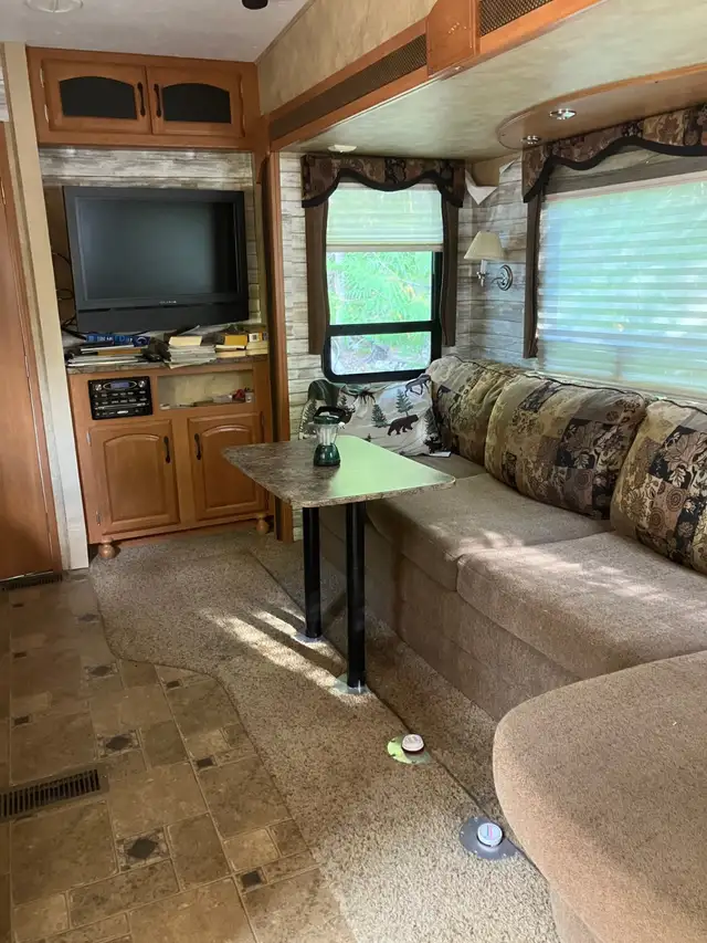 2009 32 Ft  Keystone Cougar 5th Wheel for Sale by Owner - Photo 4