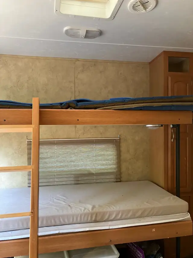 2009 32 Ft  Keystone Cougar 5th Wheel for Sale by Owner - Photo 5