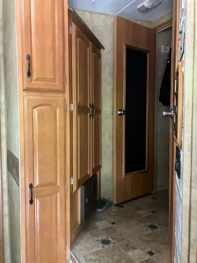 2009 32 Ft  Keystone Cougar 5th Wheel for Sale by Owner - Photo 10