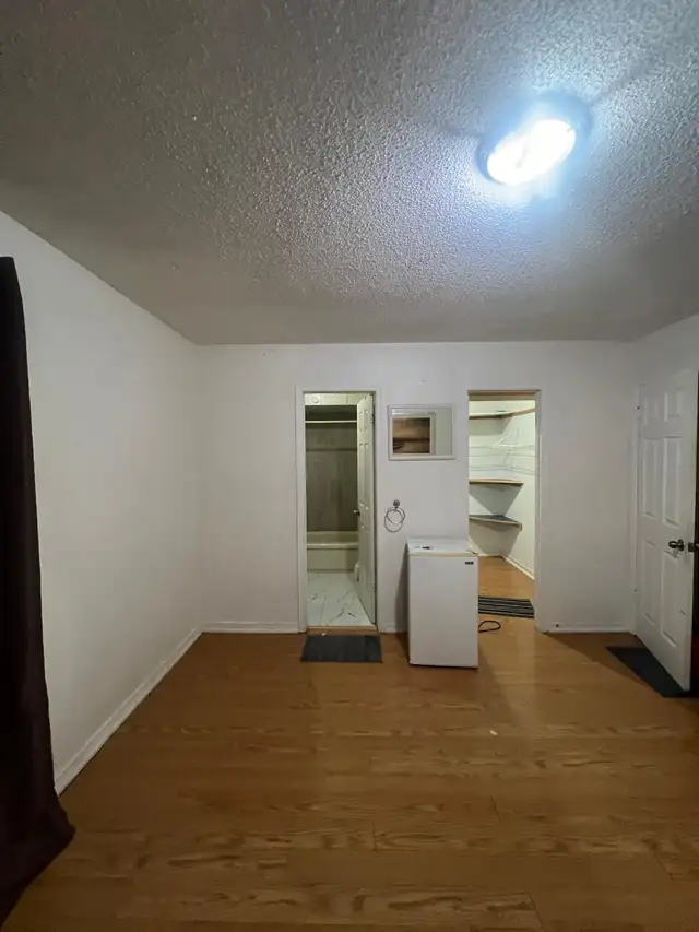 Furnished Master Bedroom for rent - Square One - Photo 3