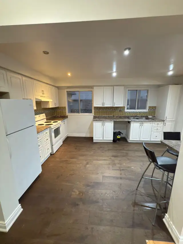 Furnished Master Bedroom for rent - Square One - Photo 8