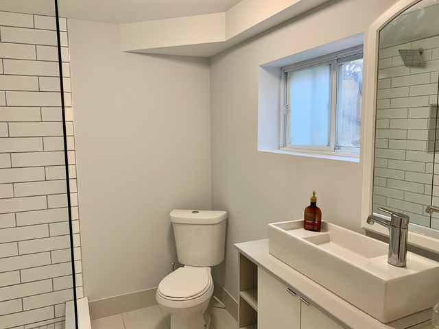 Little Italy Spacious 1 Bedroom Lower - Photo 13