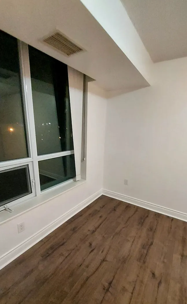 2 Beds 2 Baths Condo in North York, Ontario - Photo 3