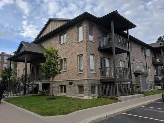 Beautiful 2 bedrm unit in the heart of Orleans,  Avail April 15!