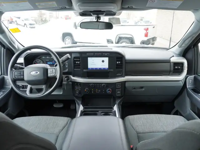 2024 Ford F-250 XLT 4WD Crew Cab 8' Box WORK READY AND LOW KMS - Photo 3