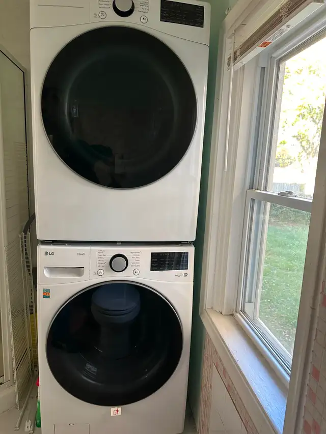 All Inclusive large room for rent by Yonge Finch subway entrance - Photo 8