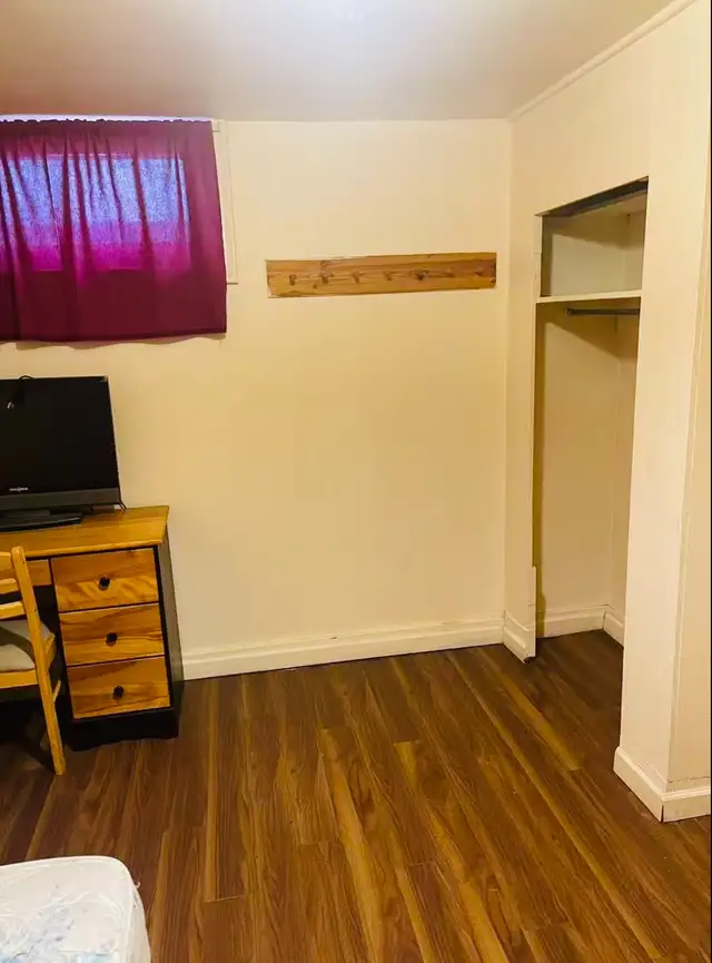 Room for rent in Crescent Heights NW - Photo 3