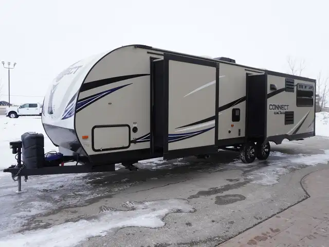 2018 K-Z Connect C303RL TRIPLE SLIDES AND PRIVATE MASTER! - Photo 9