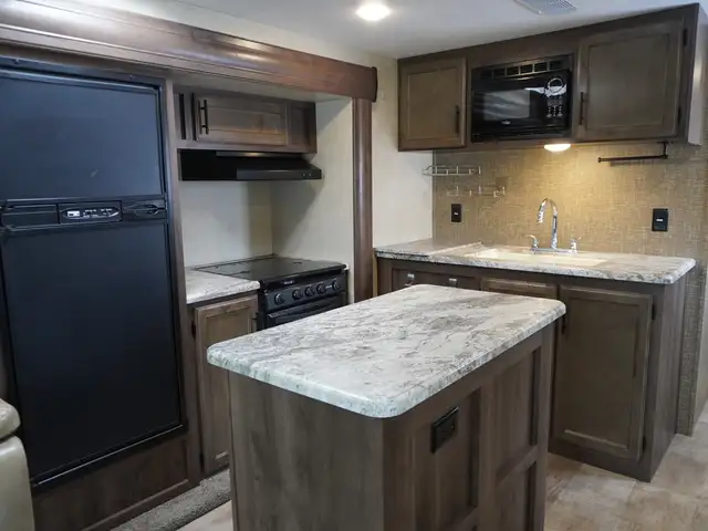 2018 K-Z Connect C303RL TRIPLE SLIDES AND PRIVATE MASTER! - Photo 15