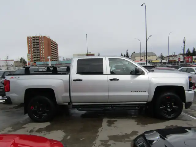 2017 Chevrolet Silverado 1500 4WD Crew Cab 143.5' LTZ 6.2L V8 / - Photo 4