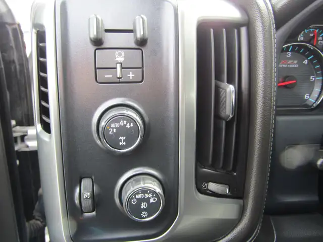 2017 Chevrolet Silverado 1500 4WD Crew Cab 143.5' LTZ 6.2L V8 / - Photo 17