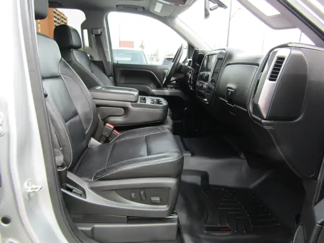 2017 Chevrolet Silverado 1500 4WD Crew Cab 143.5' LTZ 6.2L V8 / - Photo 30