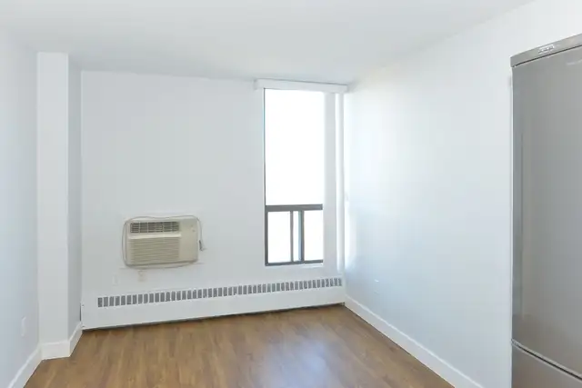 Renovated bachelor, Queen and Niagara - ID 3765 - Photo 3