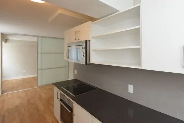 Renovated junior one bedroom, St. Clair and Spadina - ID 3004 - Photo 2