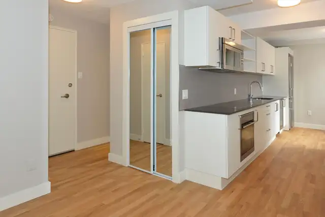 Renovated junior one bedroom, St. Clair and Spadina - ID 3004 - Photo 4