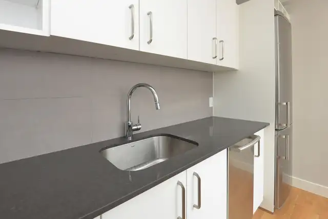 Renovated junior one bedroom, St. Clair and Spadina - ID 3004 - Photo 5