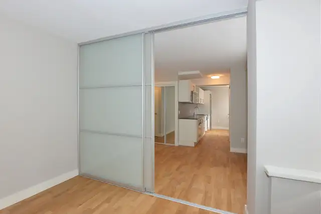 Renovated junior one bedroom, St. Clair and Spadina - ID 3004 - Photo 7