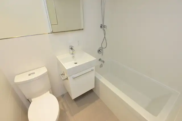 Renovated junior one bedroom, St. Clair and Spadina - ID 3004 - Photo 8