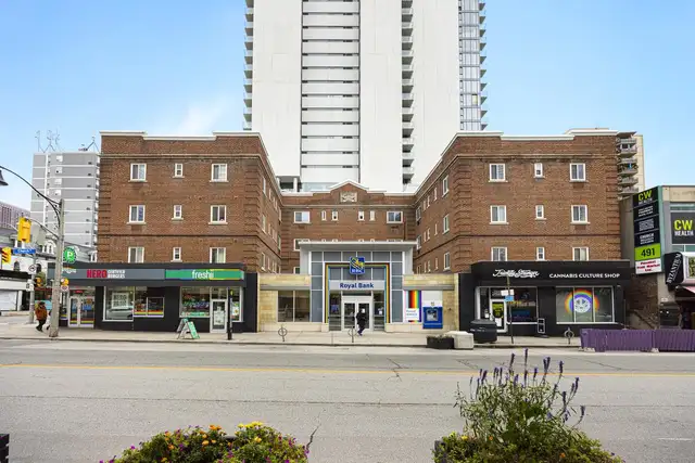 Large 1 Bedroom Apartment for Rent - 77 Wellesley Street East - Photo 2