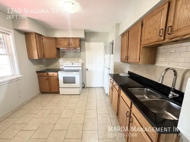 COZY 2 BED/1 BATH UPPER UNIT   HYDRO FREE INTERNET! - Photo 5