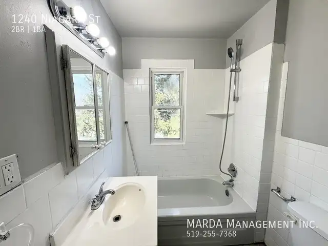 COZY 2 BED/1 BATH UPPER UNIT   HYDRO FREE INTERNET! - Photo 17