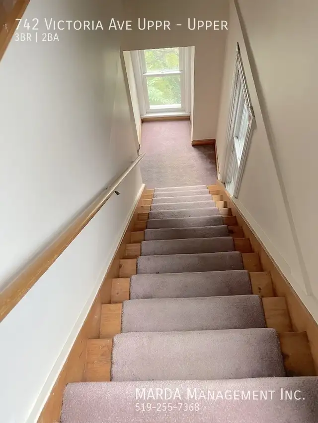 COZY 3 BED/2 BATH VICTORIAN UPPER UNIT W/ LOFT   HYDRO & 60% GAS - Photo 3