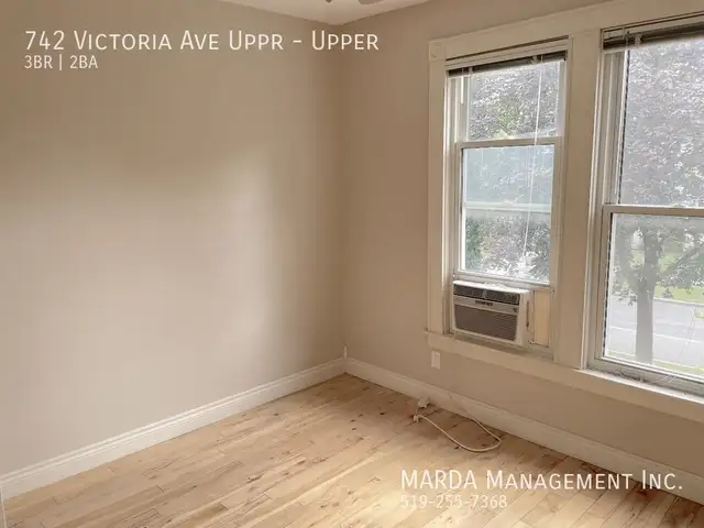 COZY 3 BED/2 BATH VICTORIAN UPPER UNIT W/ LOFT   HYDRO & 60% GAS - Photo 8