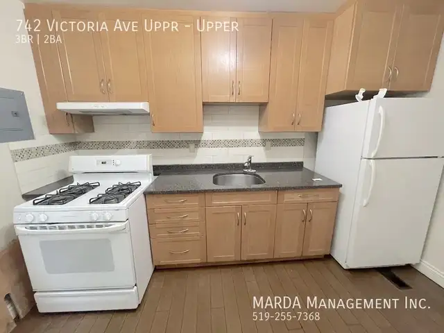 COZY 3 BED/2 BATH VICTORIAN UPPER UNIT W/ LOFT   HYDRO & 60% GAS - Photo 20