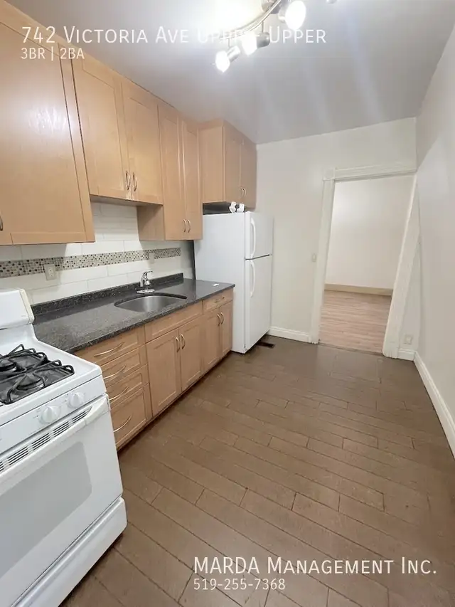 COZY 3 BED/2 BATH VICTORIAN UPPER UNIT W/ LOFT   HYDRO & 60% GAS - Photo 21