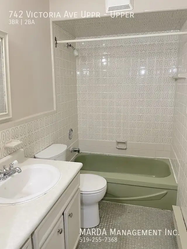 COZY 3 BED/2 BATH VICTORIAN UPPER UNIT W/ LOFT   HYDRO & 60% GAS - Photo 22