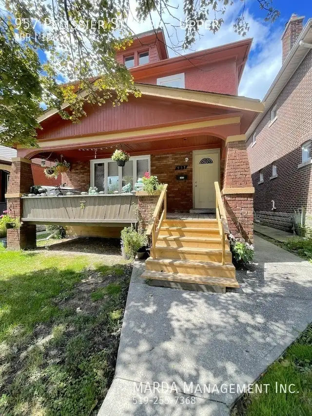 MODERN 1 BED/1 BATH UPPER UNIT - DOWNTOWN PLUS HYDRO & GAS - Photo 2