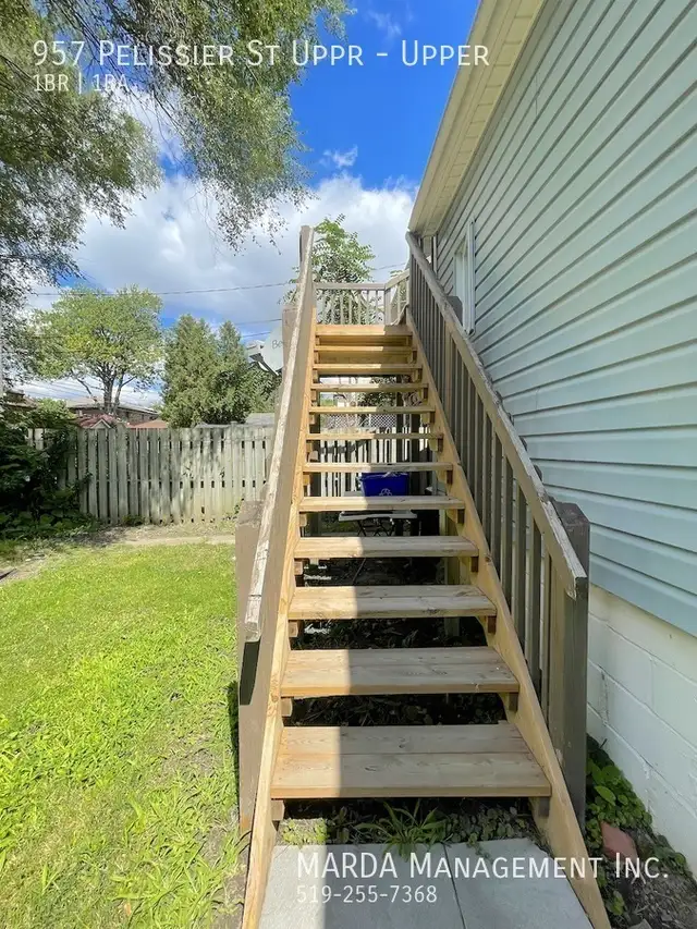 MODERN 1 BED/1 BATH UPPER UNIT - DOWNTOWN PLUS HYDRO & GAS - Photo 3