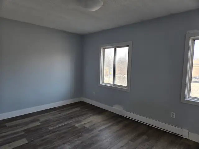 Newly renovated, semi-detached house close to schools & shopping