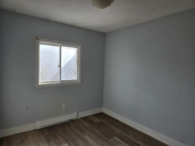 Newly renovated, semi-detached house close to schools & shopping - Photo 2