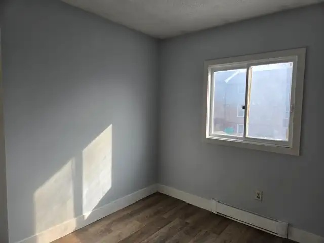 Newly renovated, semi-detached house close to schools & shopping - Photo 3