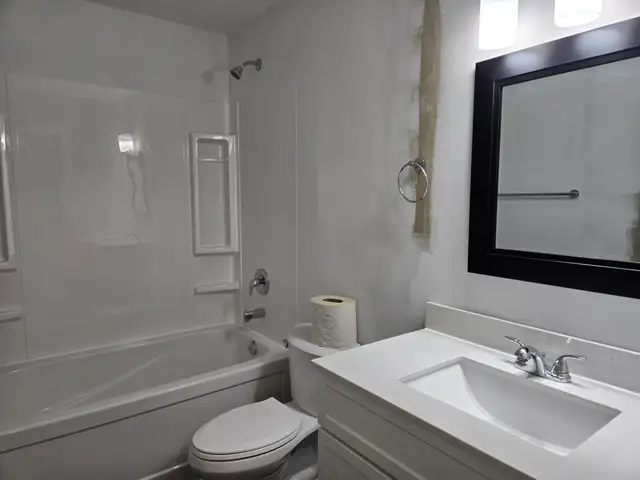 Newly renovated, semi-detached house close to schools & shopping - Photo 4