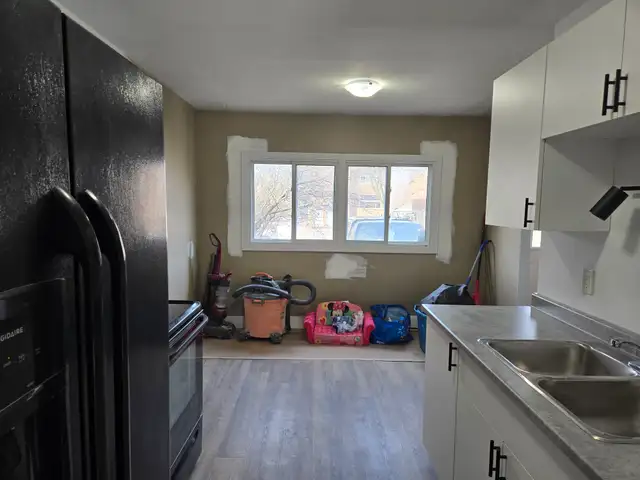 Newly renovated, semi-detached house close to schools & shopping - Photo 5